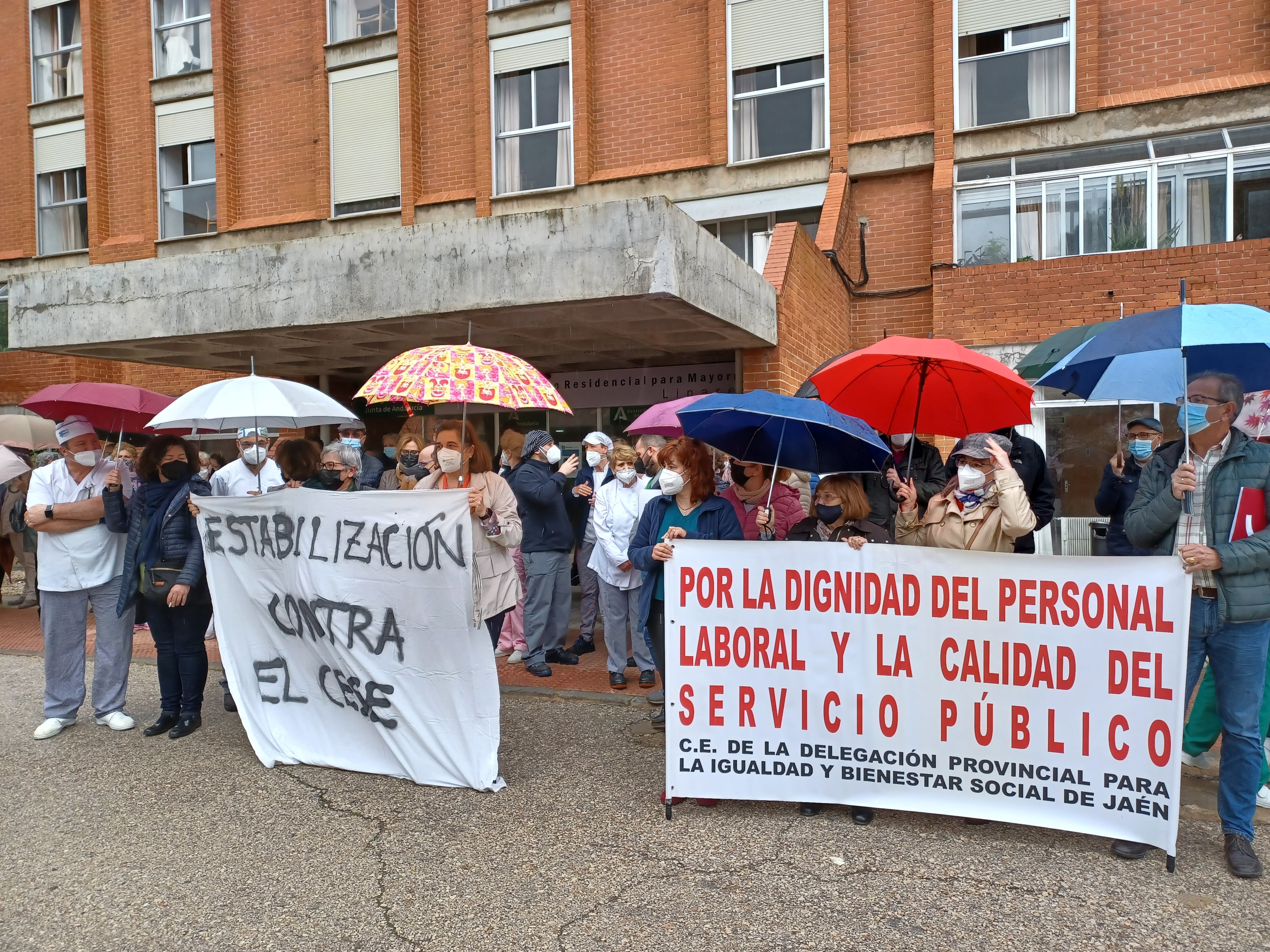 Concentración de sanitarios en las puertas de la Residencia Mixta de Personas Mayores de Linares.