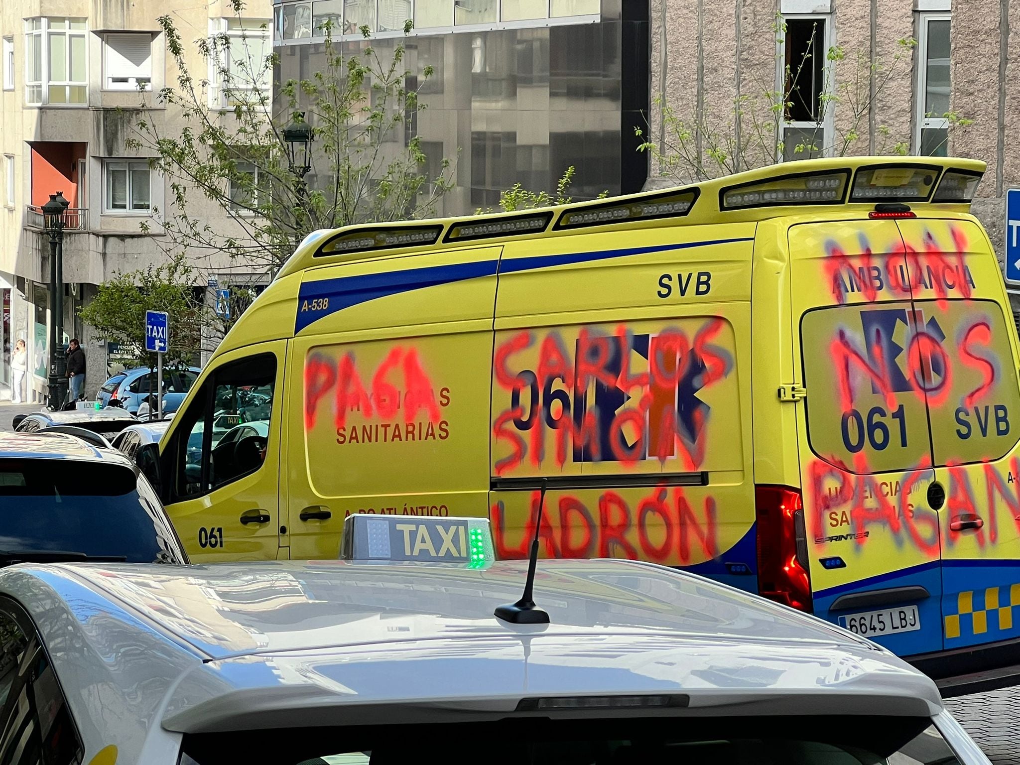 Ambulancias do Atlántico con pintadas en Vigo