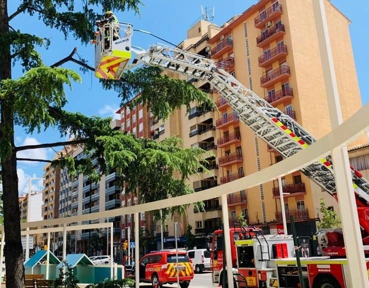 Camión escalera del Parque de Bomberos de Huesca