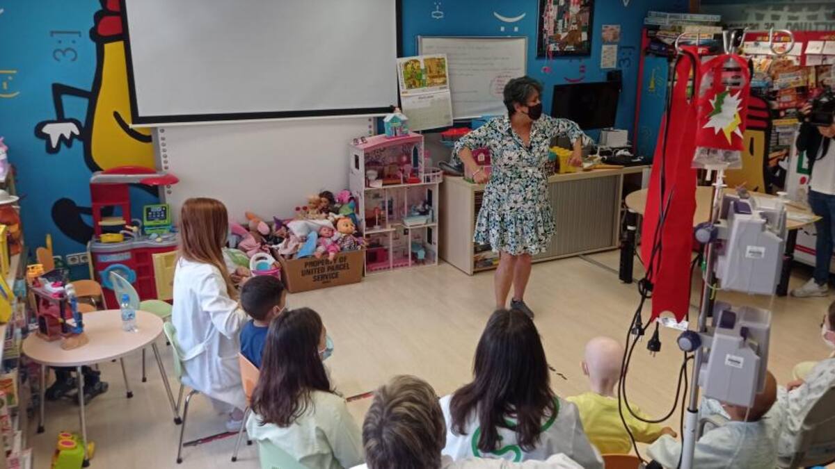 Irene Vallejo lleva cuentacuentos al Hospital Infantil de Zaragoza