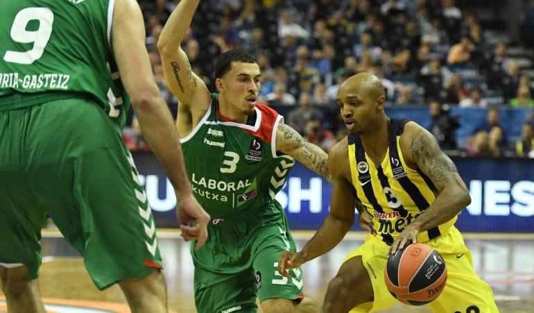 Mikel James definde una acción de Hickman en presencia de Bourousis durante la semifinal contra el Fenerbahçe.