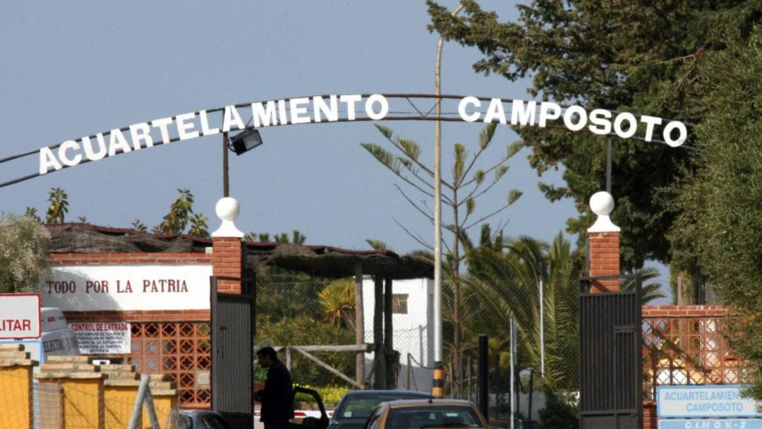 Acceso al acuertelamiento de Camposoto en San Fernando (Cádiz)