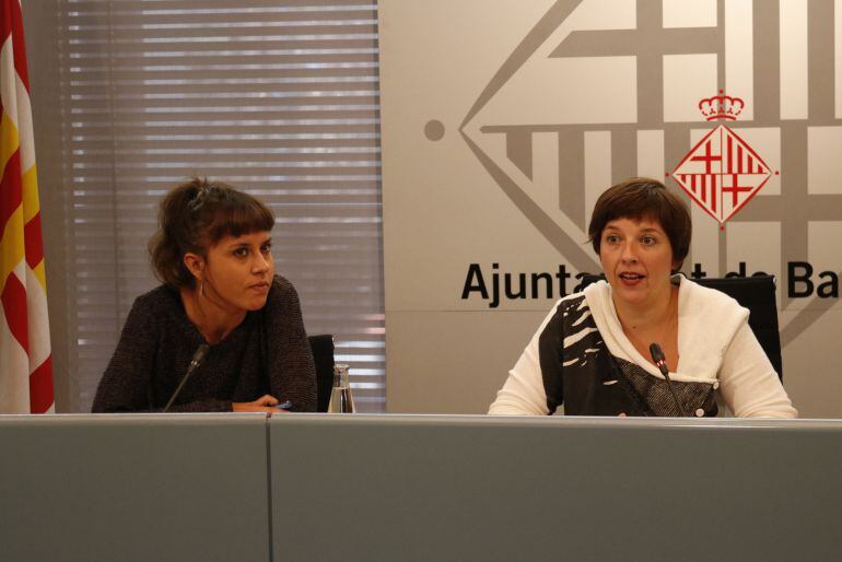 La tinenta d'Alcaldia de Drets Socials, Laia Ortiz, i la regidora de la CUP Maria Rovira han presentat la renda contra la feminització de la pobresa conjuntament