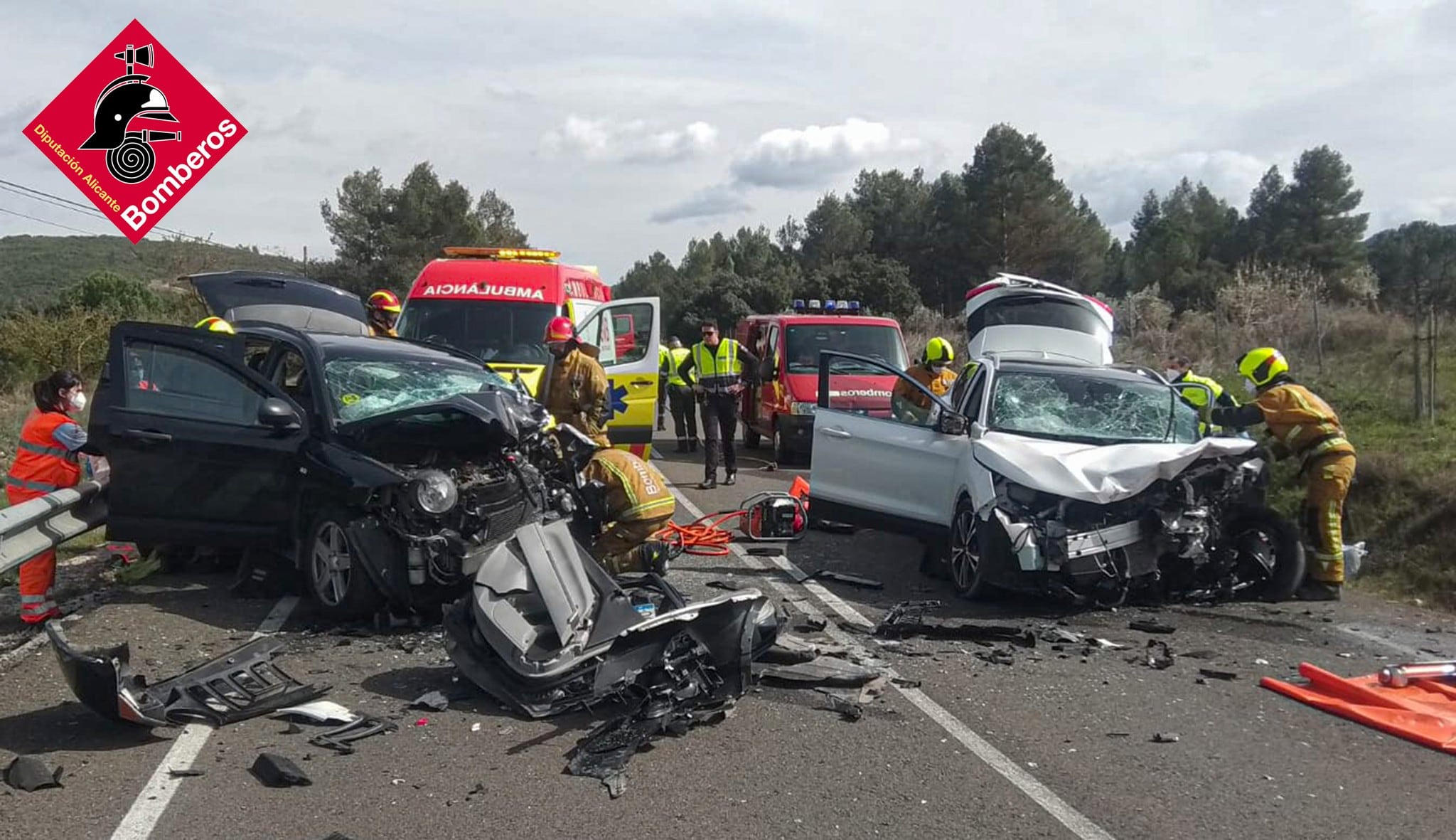 Los bomberos excarcelaron a los conductores de ambos vehículos al quedar atrapados tras el choque frontal en la carretera de Banyeres.