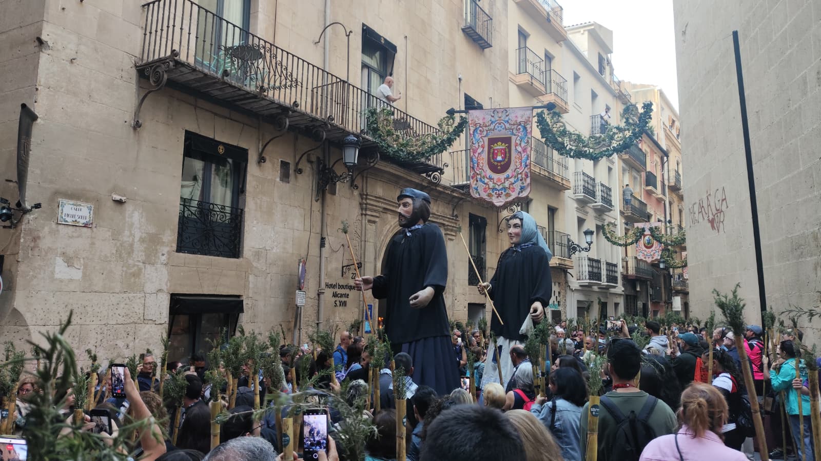 los gigantes Nicolauet y Remediets acompañan a la Santa Faz