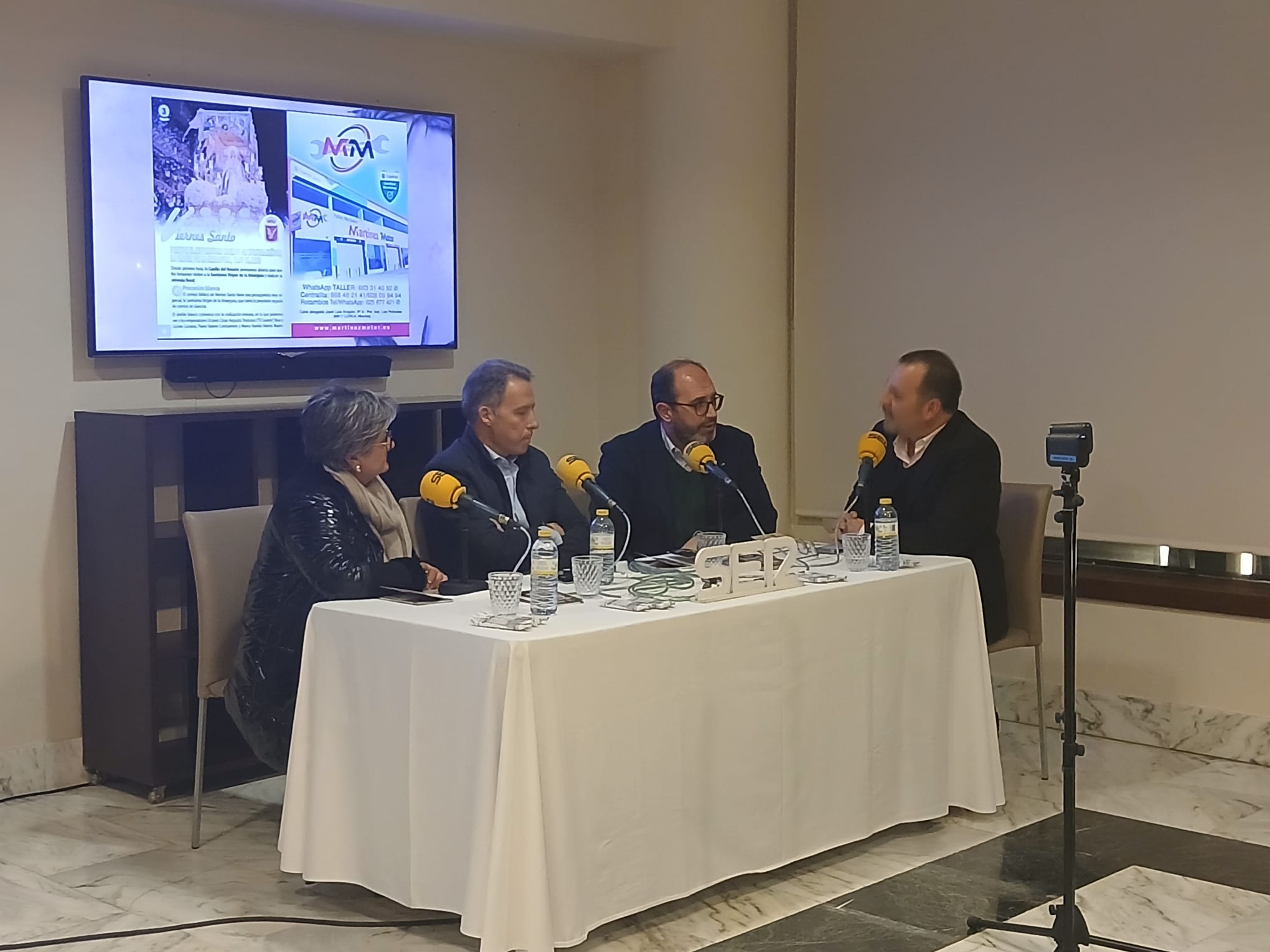 Ana y José María Campoy del Resucitado y La Curia, junto al alcalde, Fulgencio Gil y Miguel Meroño