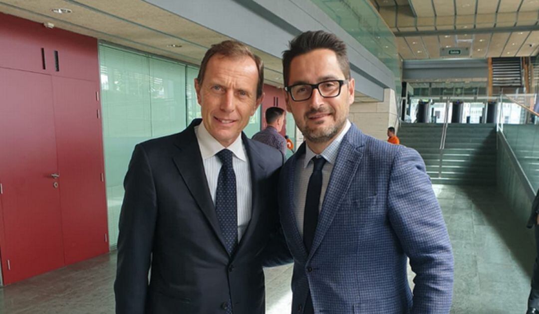 Paco Belmonte con Emilio Butragueño tras el sorteo por el ascenso a Segunda División