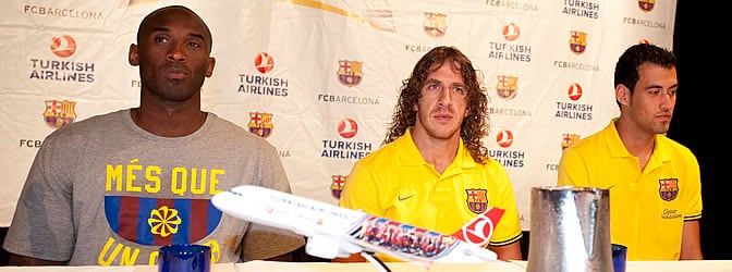 Kobe Bryant, junto a Puyol y Busquets en la sala de prensa