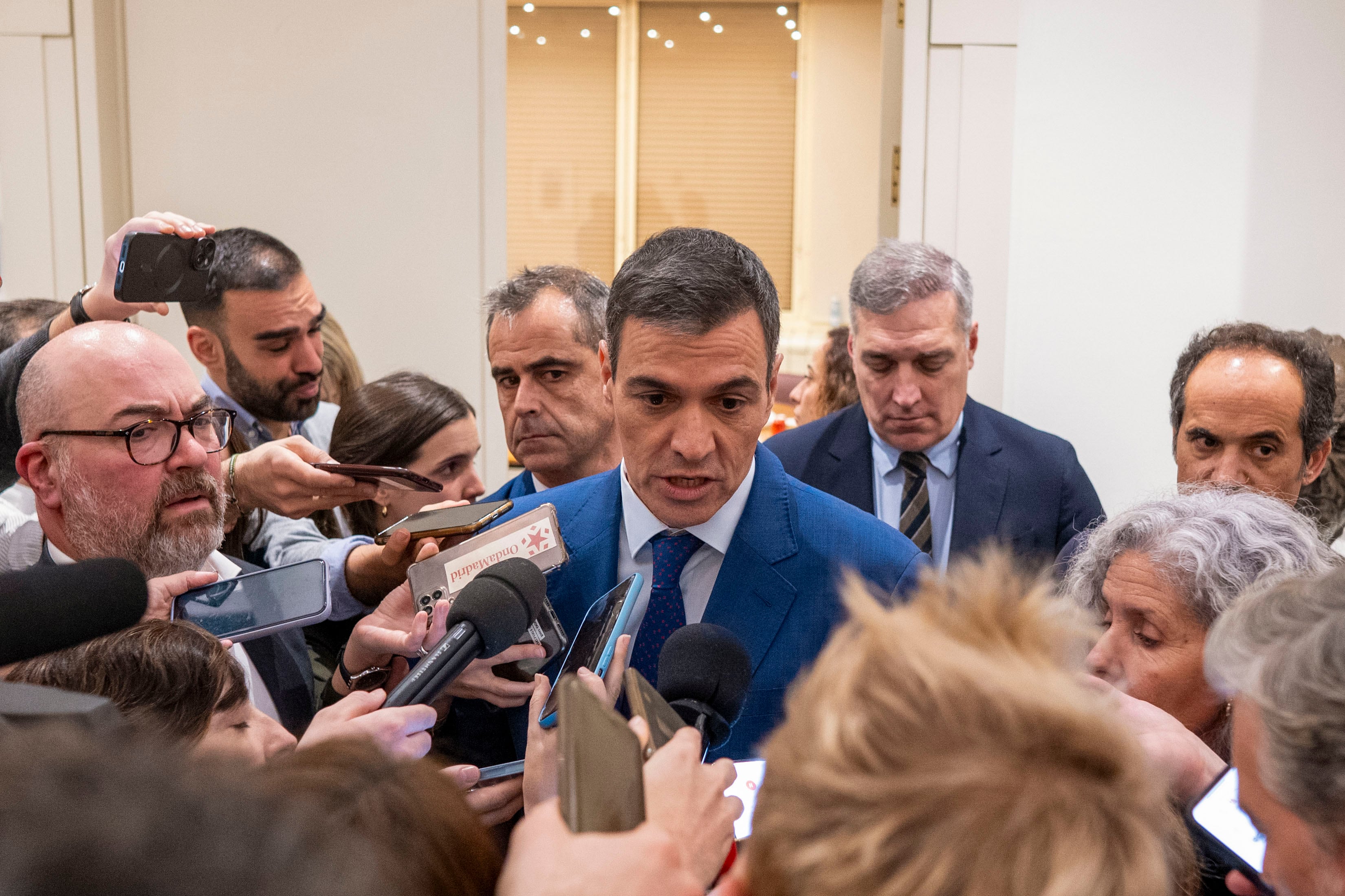 El presidente del Gobierno, Pedro Sánchez (c), ofrece declaraciones tras la votación en el pleno del Congreso.