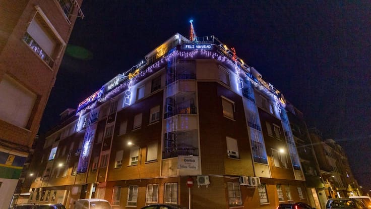 El bloque de pisos en Puertollano en donde no hay límites en la iluminación de Navidad