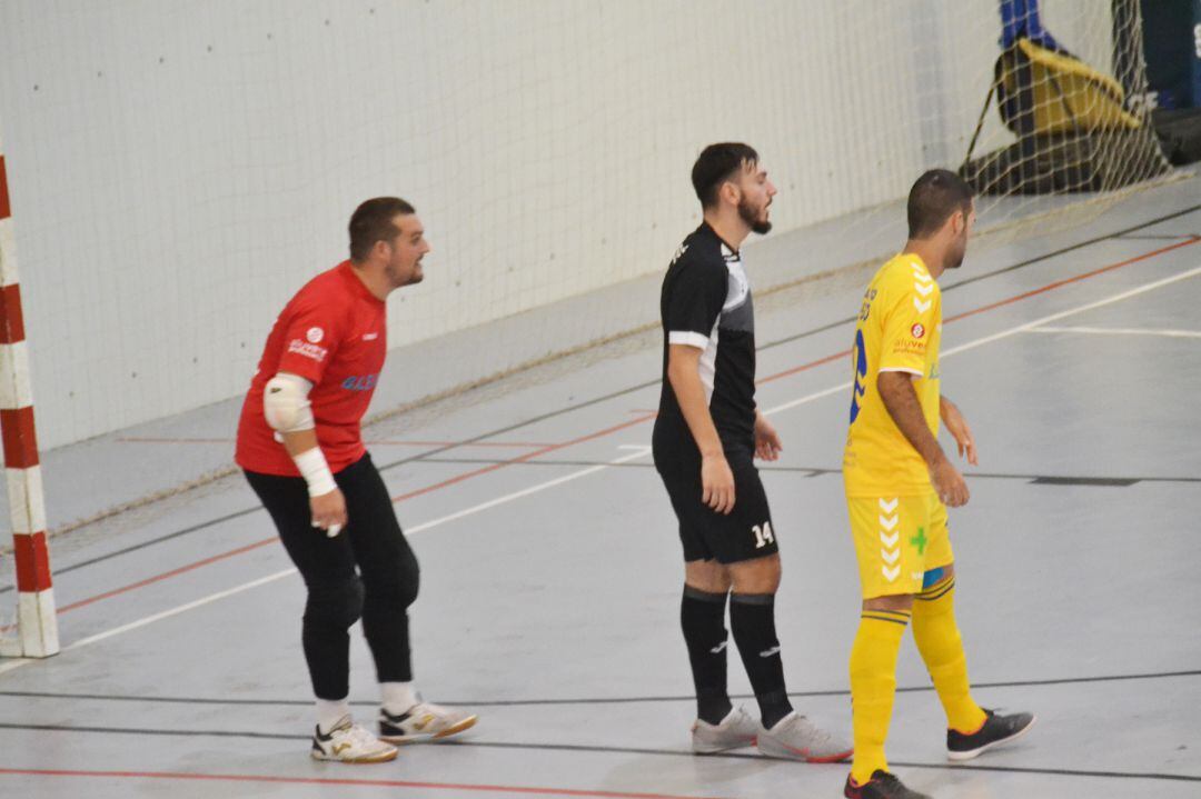 Roque y Juanjo marcando a un jugador catalán.