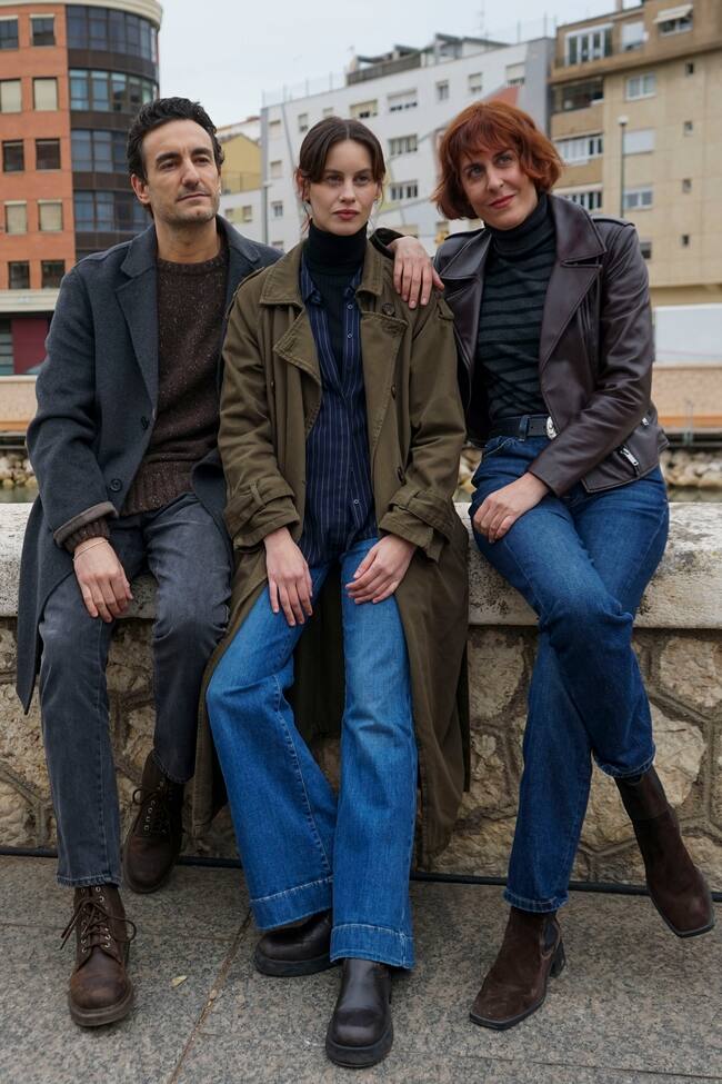 MÁLAGA, 08/02/2024.- Los actores Milena Smit (c), Miki Esparbé (i) y Aixa Villagrán (d), protagonistas de la segunda temporada de la serie de Netflix 'La chica de nieve', posan este jueves para EFE en Málaga. La segunda temporada de la serie 'La chica de nieve' promete enganchar a los espectadores y un final para "flipar", han asegurado este jueves a EFE la actriz Milena Smit, que interpreta a la protagonista, y Javier Castillo, el escritor de 'El juego del alma', la novela en la que se basa esta nueva producción. EFE/ María Alonso