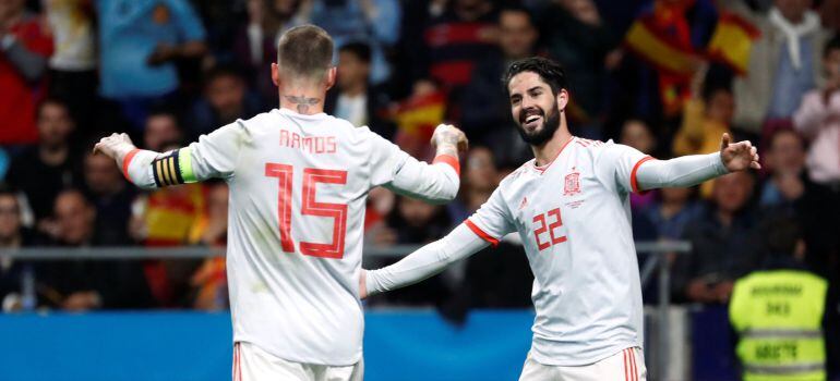 Ramos e Isco se saludan en la celebración de un gol frente a Argentina