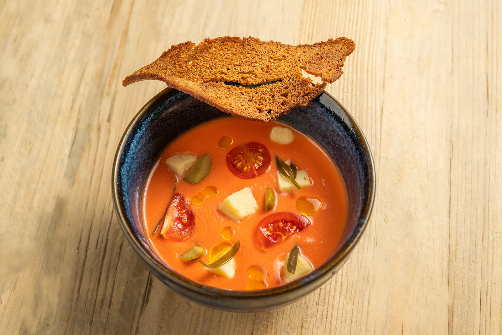 Emulsión de tomate de ramallet con &#039;pa de sopes&#039;, quesos de Menorca, hinojo marino y olivas (Andana).