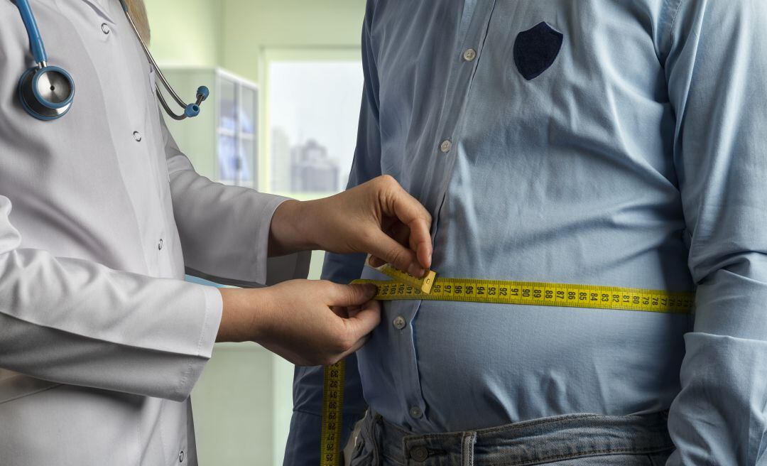 Imagen de archivo. Un doctor mide a un paciente