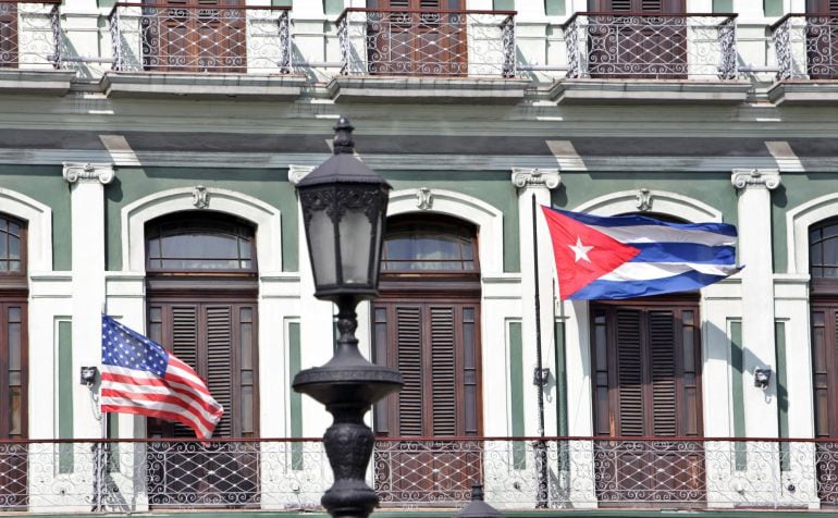 Las banderas de Estados Unidos y Cuba ondean en los balcones de un hotel en La Habana (Cuba).