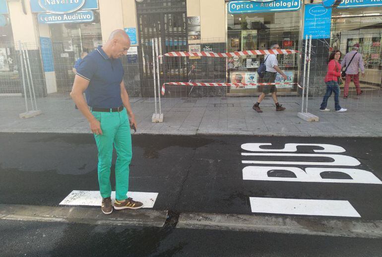 El portavoz socialista, José antonio Díez, denuncia desperfectos en el asfalto de Ordoño antes de su inauguración