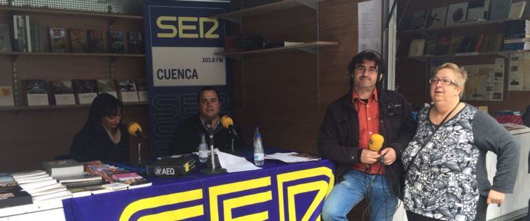 Equipo del programa &#039;Hoy por hoy Cuenca&#039; en la feria del Libro &#039;Cuenca Lee&#039;.