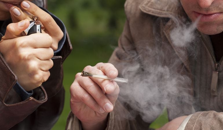 Imagen de un hombre fumando cannabis.