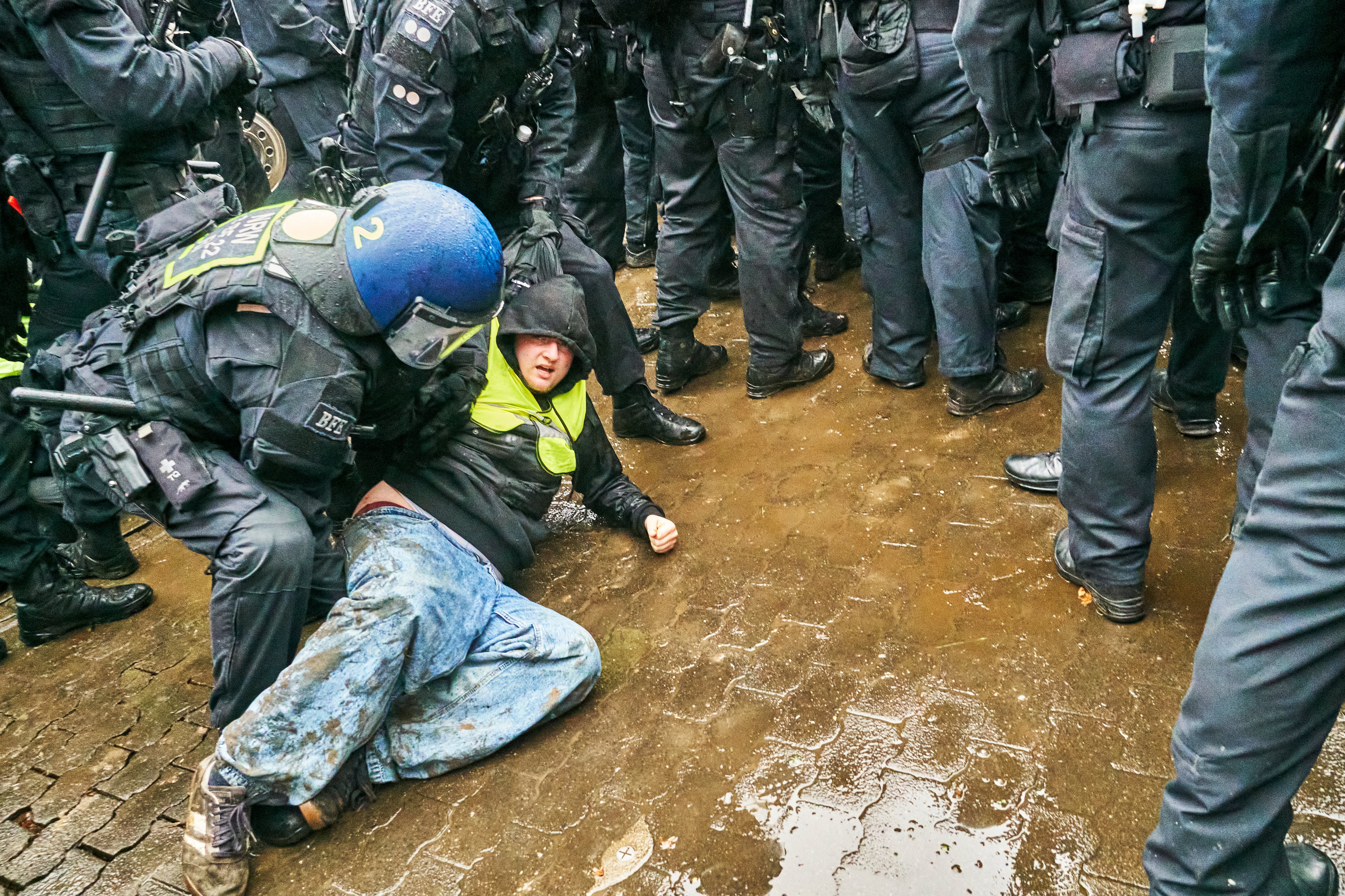 La policía alemana arresta a un hombre que se manifestaba contra el partido ultraderechista Alternativa para Alemania en la localidad de Giessen el pasado mes de noviembre