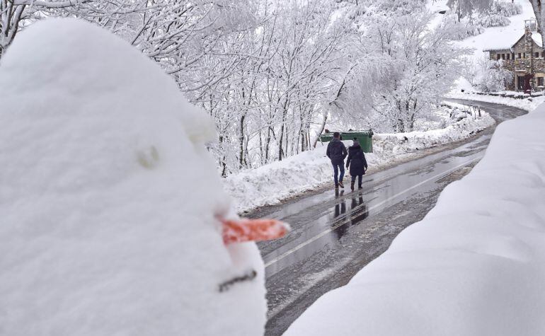 Un muñeco de nieve en la carretera LU 633 en O Cebreiro, en la montaña lucense.