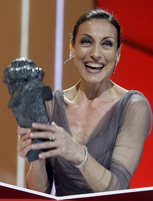 L&#039;actriu catalana, Carme Elias, rebent el Goya a millor actriu per la pel·lícula &#039;Camino&#039;, de Javier Fesser. 