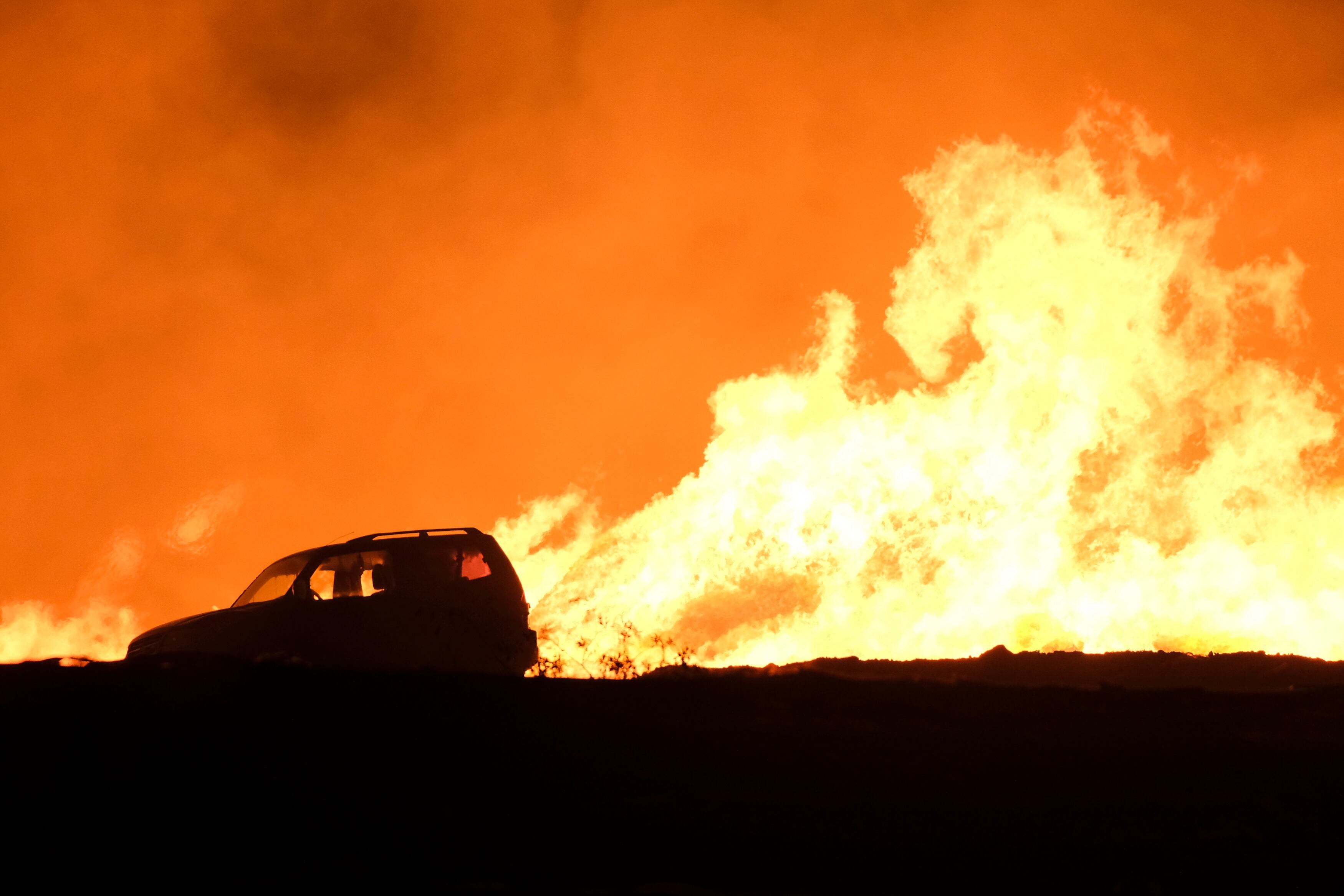 Vista del incendio que afecta desde la tarde del jueves a una planta de compostaje en la zona del Parque de la Reina, en Arona (Tenerife).