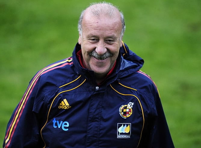 Del Bosque sonríe durante un entrenamiento