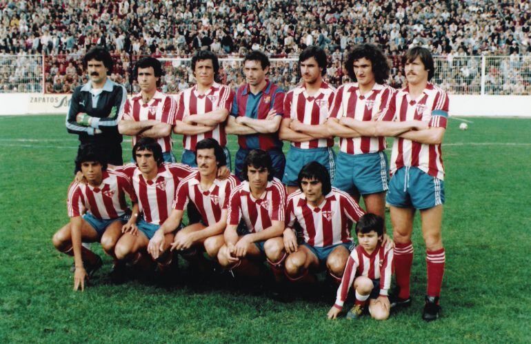 Quini se hizo la foto con el Almería de la temporada 1980-81.