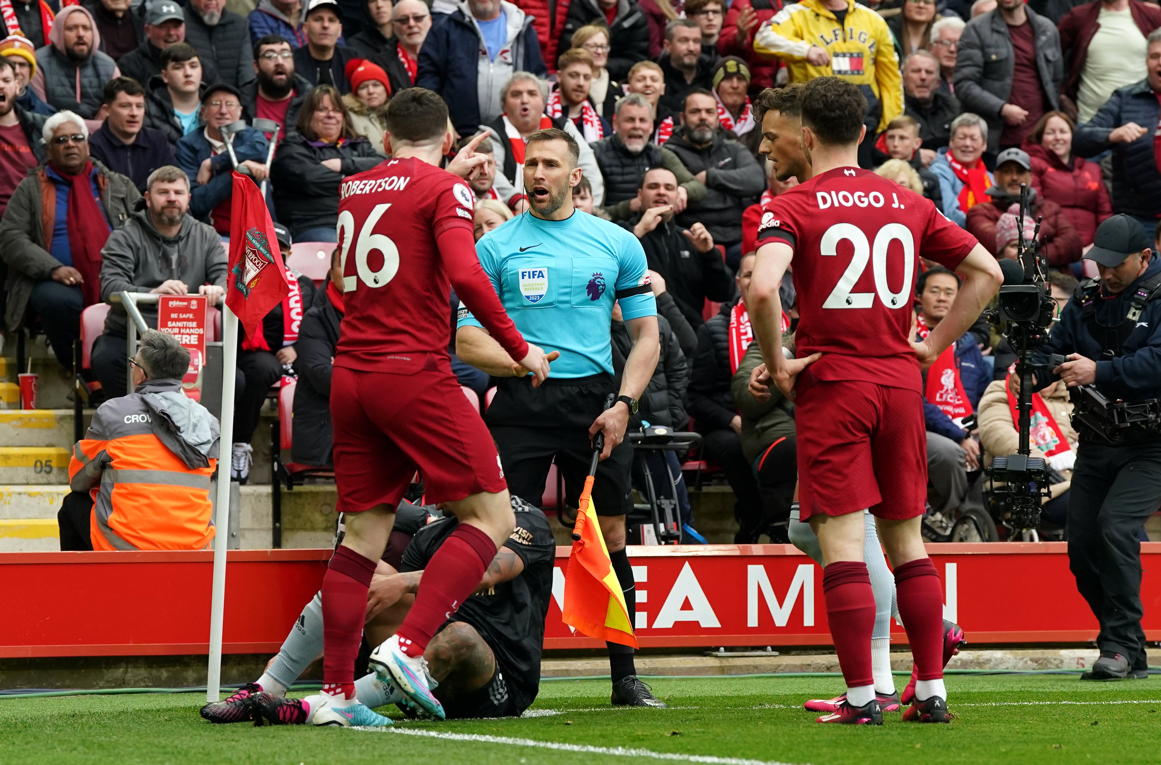 Robertson le reclama una acción a Constantine Hatzidakis durante el Liverpool 2-2 Arsenal.