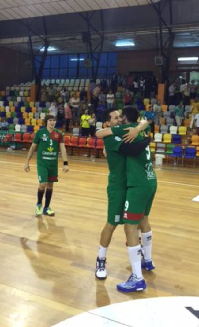 Jugadores del Ciudad Encantada festejan el primer triunfo