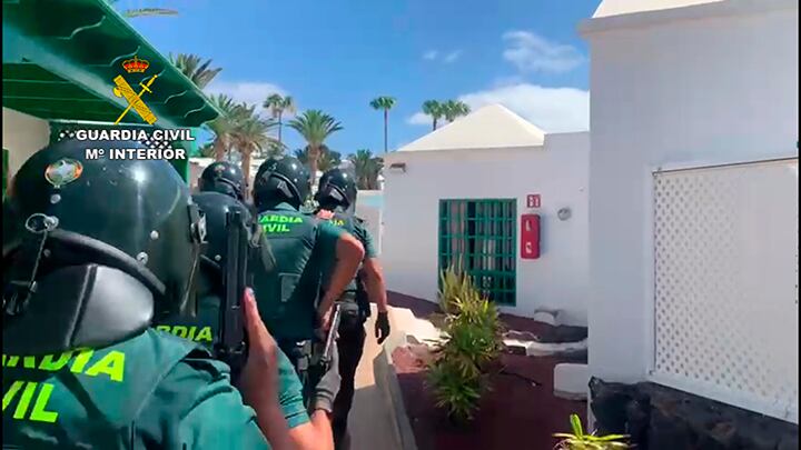 Los agentes de la Guardia Civil accediendo a la vivienda en la que estaban los detenidos.