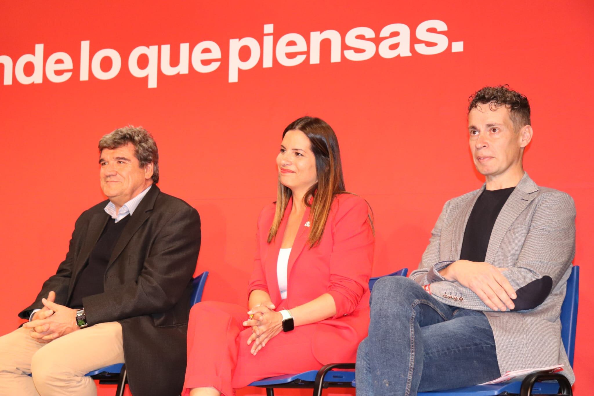 El ministro José Luis Escrivá junto a la secretaria de organización del PSOE-León y el candidato a la alcaldía de Villablino, Mario Rivas