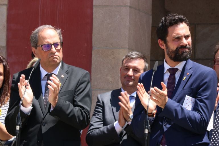 El president del Govern, Quim Torra, i el president del Parlament, Roger Torrent, durant la declaració institucional amb motiu de l'acostament dels presos