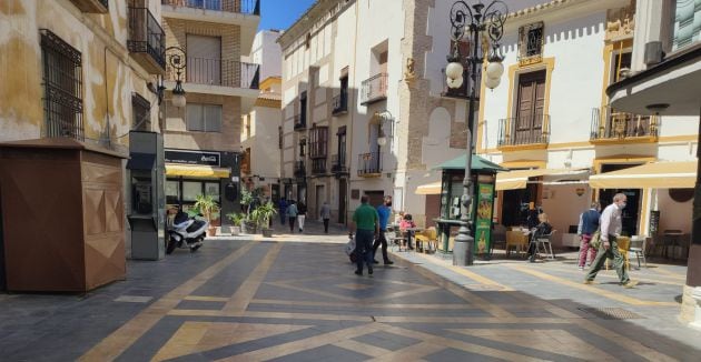 Ciudadanos paseando en la calle Corredera