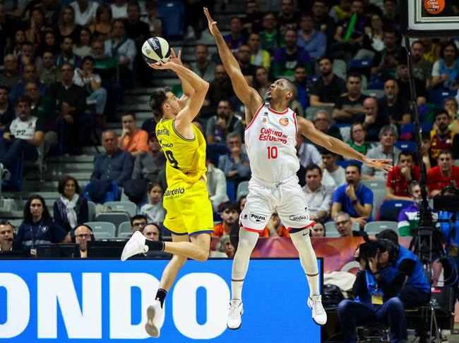 MÁLAGA, 15/02/2024 .- El escolta del Gran Canaria Nico Brussino (i) lanza ante Damien Inglis, del Valencia Basket, durante el segundo partido de cuartos de final de Copa del Rey que enfrenta a Dreamland Gran Canaria y Valencia Basket este jueves en el pabellón Martín Carpena, en Málaga. EFE/Daniel Pérez