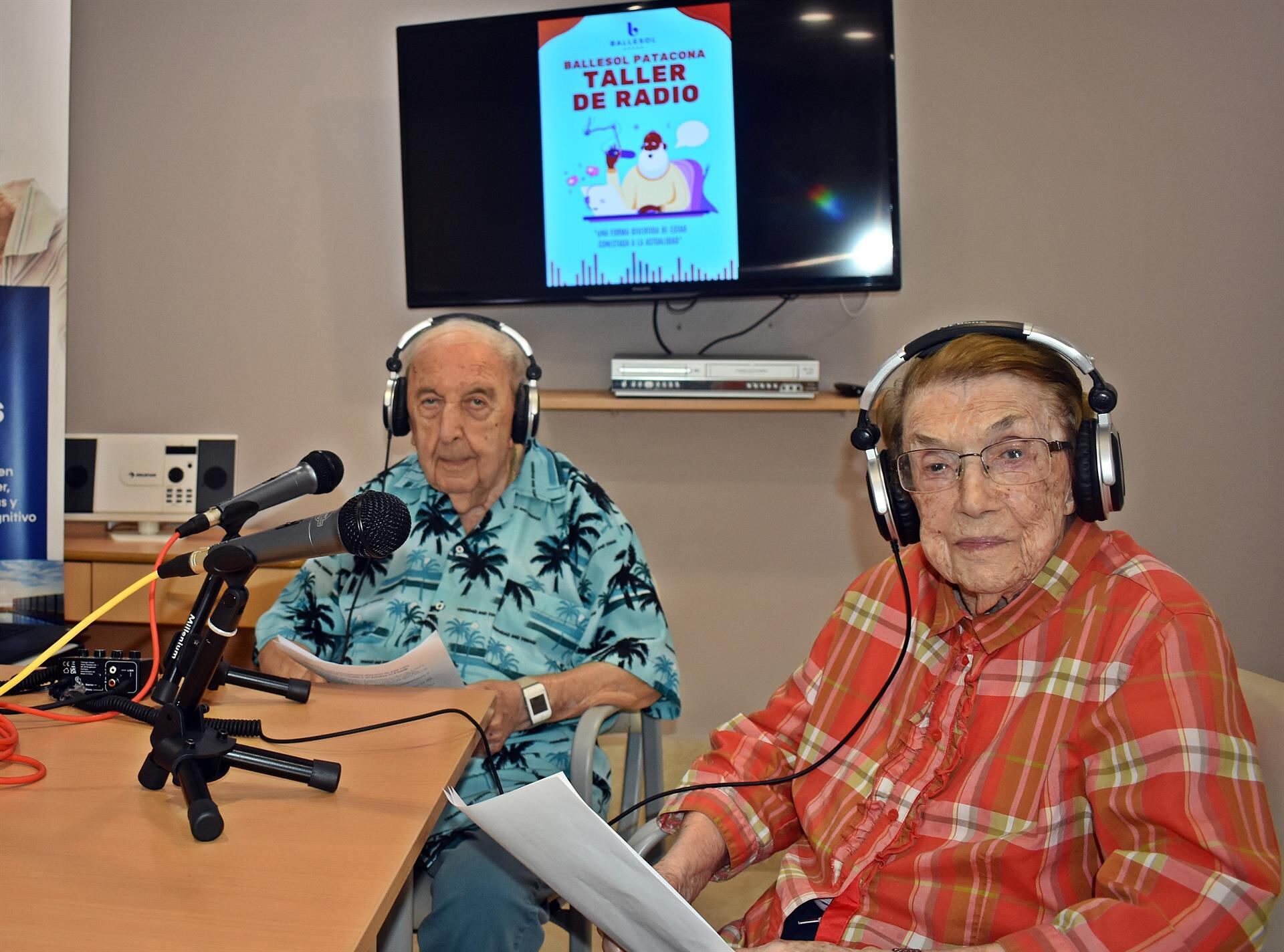 El taller de radio-pódcast entre los ancianos de la residencia Ballesol de la Playa de la Patacona (València)