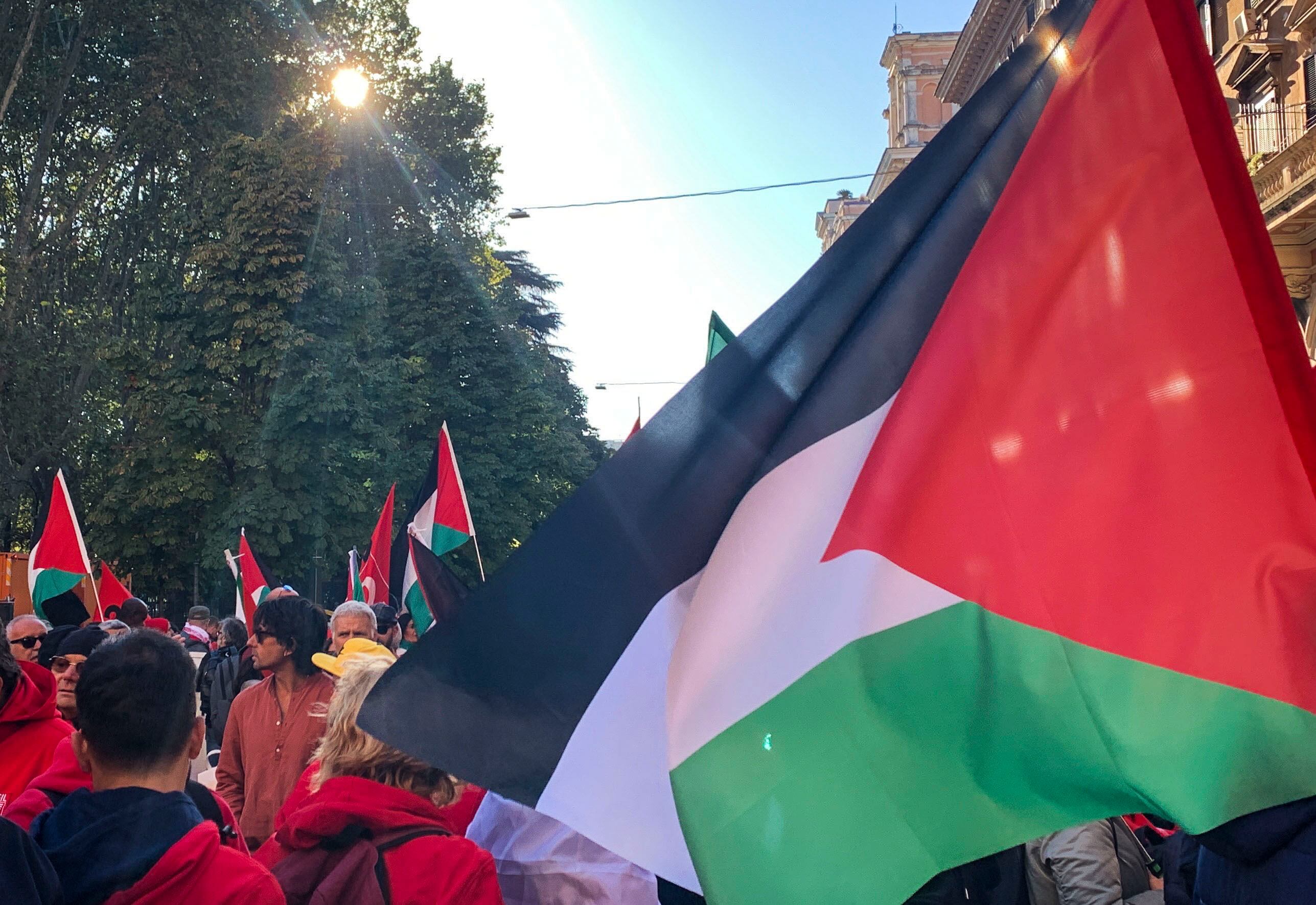 ROMA (ITALIA), 03/10/2025.- Manifestación contra la detención de la Flotilla que pretendía alcanzar Gaza, en Roma, Italia, este viernes. Italia afronta este viernes una huelga a nivel nacional convocada por los sindicatos contra la detención de la Flotilla, con protestas en las calles de todo el país. La CGIL, el mayor sindicato italiano, y la USB han llamado a la huelga en todos los trabajadores del sector público y privado a lo largo de toda la jornada del viernes y han organizado más de cien manifestaciones y concentraciones en sus principales ciudades. EFE/Carlos Expósito