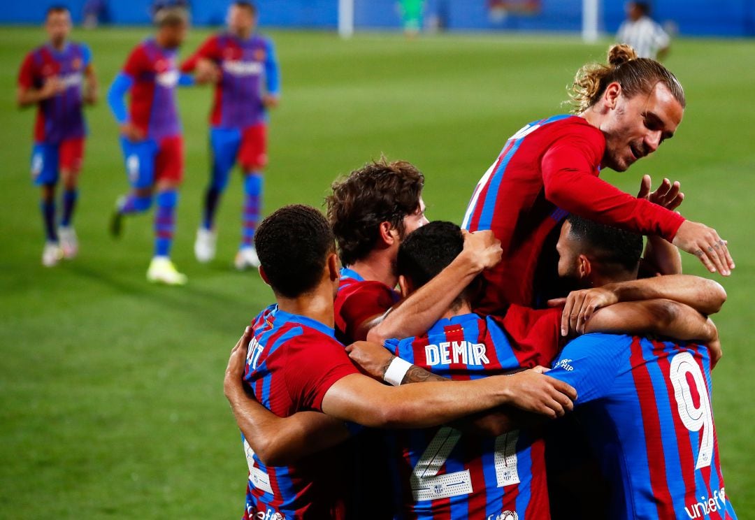 Los jugadores del Barça celebrando el gol de Memphis