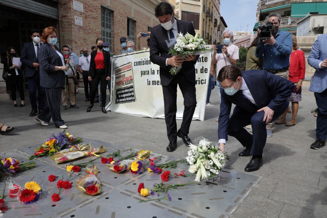 El alcadle Luis Barcala y el president Ximo Puig depositan flores en el monumento en recuerdo de las vítimas del mercado Central de Alicante en el bombardeo fascista de 1938