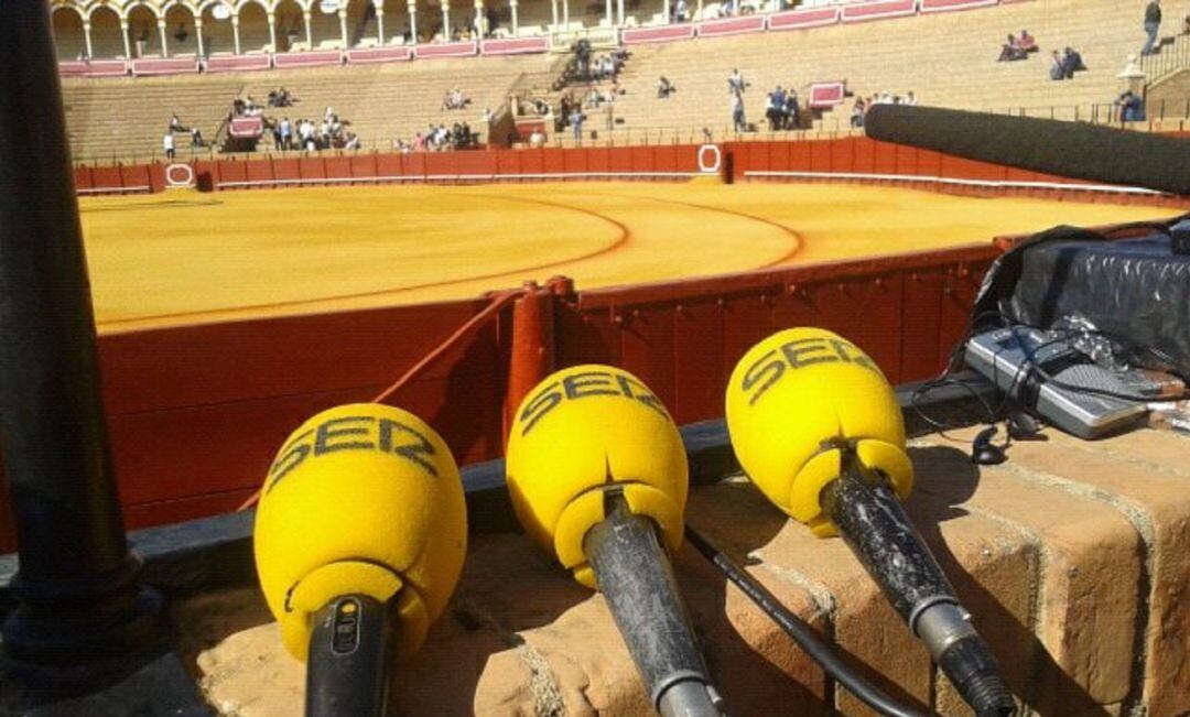 Los micrófonos de Radio Sevilla (Cadena SER) volverán a estar un año más en la plaza de toros de la Real Maestranza. Escúchanos en SER+Sevilla (96.5 FM)