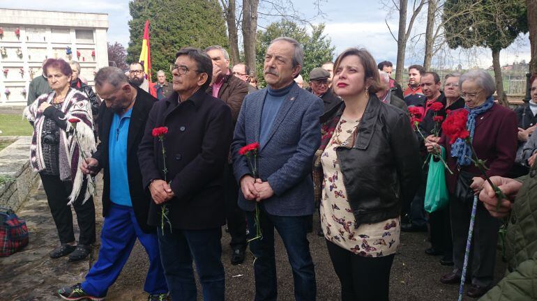 El alcalde de Oviedo, Wenceslao López (PSOE), la vicealcaldesa Ana Taboada (SOMOS), y el Concejal de Cultura, Roberto Sánchez Ramos (IU) en la ofrenda floral frente a la fosa común del Cementerio de El Salvador de Oviedo.