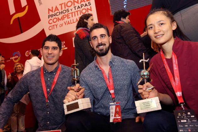 La chef Shuyun Chen (d), de Nueva Zelanda, y los hermanos Luís Antonio y Javier Carcas, de Zaragoza, han ganado respectivamente el II Campeonato Mundial de Tapas y el XIV Concurso Nacional de Pinchos y Tapas, celebrados esta semana en Valladolid.