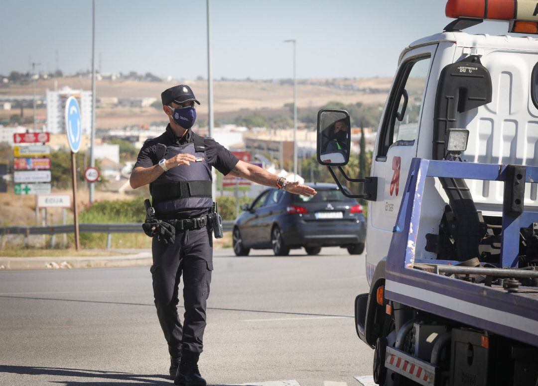 Archivo - Control policial para garantizar el cierre perimetral en un municipio de la provincia