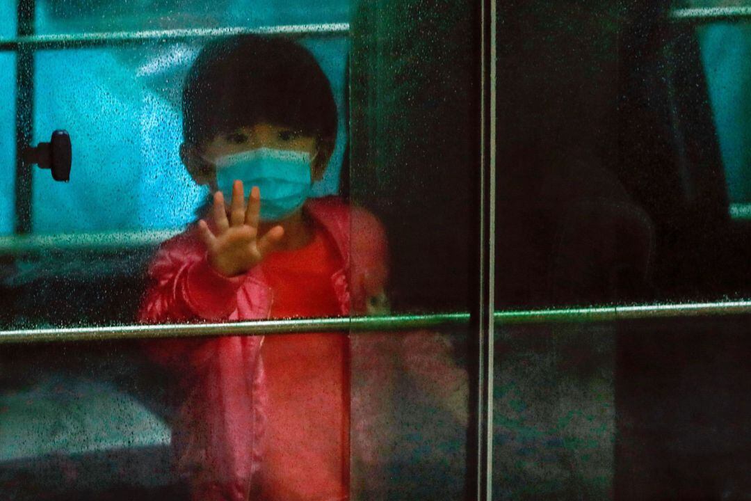 Una niña en la ciudad de Hong Kong