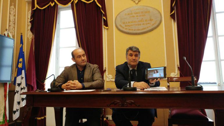 Ignacio Romaní muestra una tablet en una rueda de prensa del PP