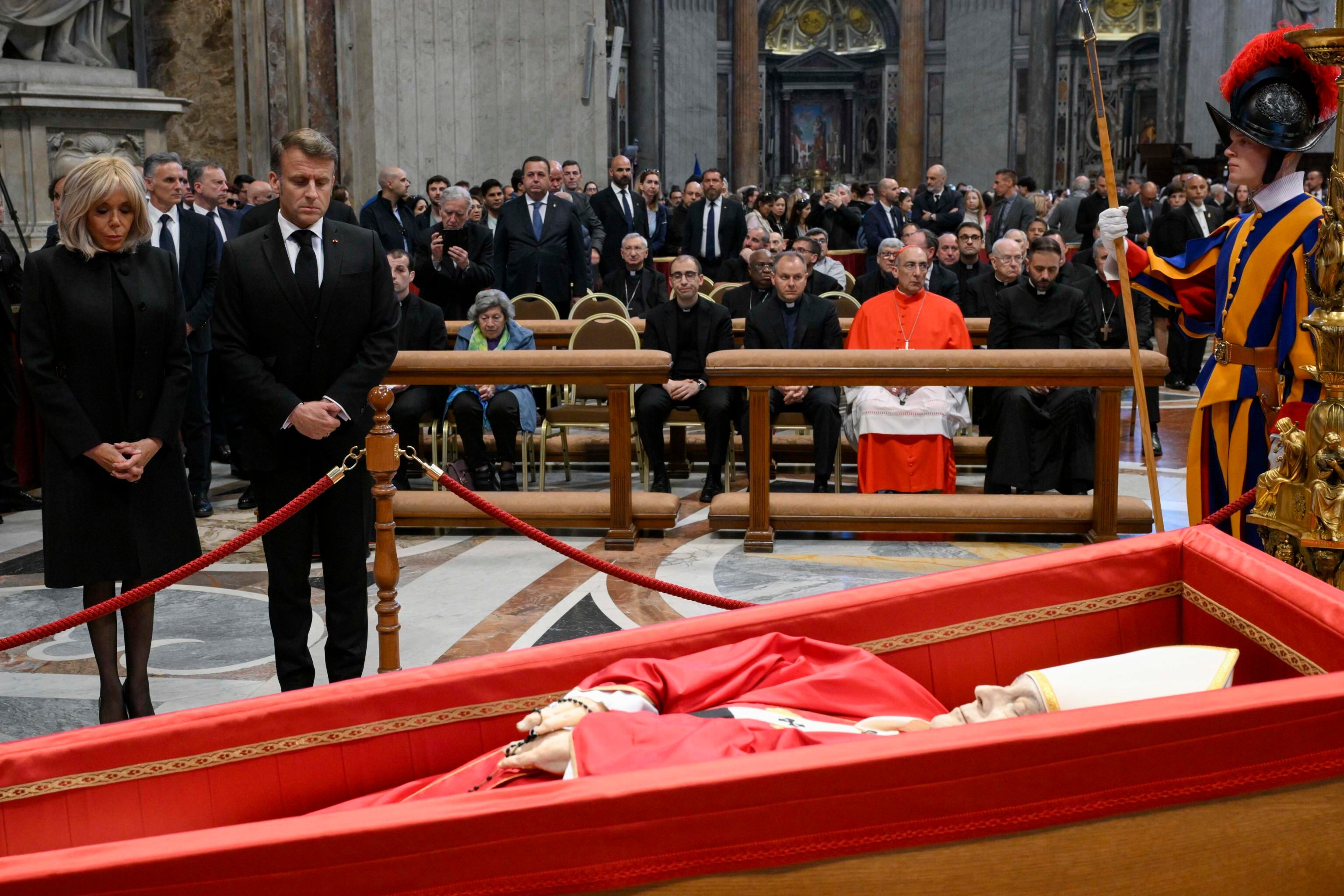 El presidente francés Emmanuel Macron y su mujer Brigitte ante el cadáver de Francisco en el Vaticano