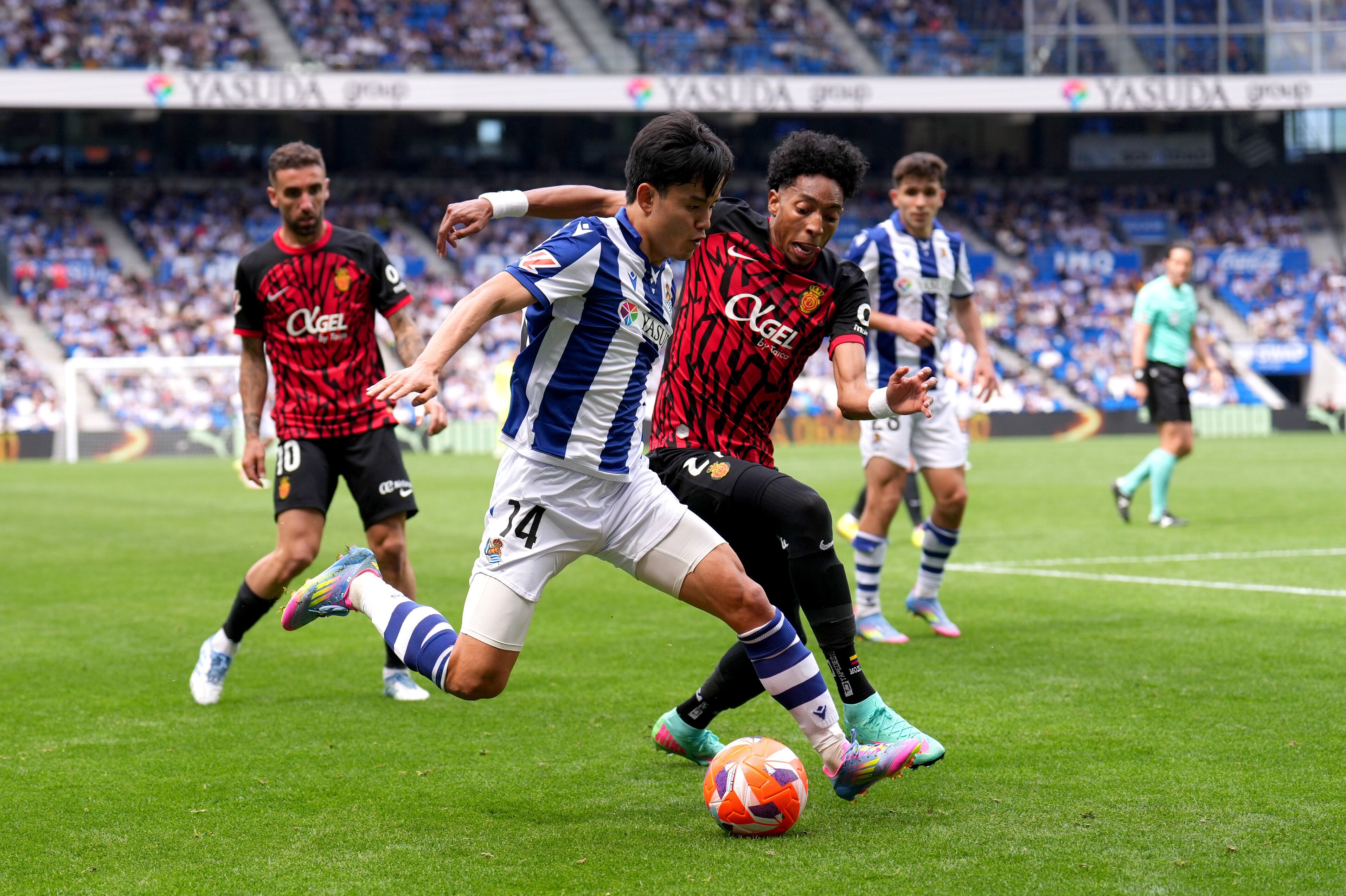 SAN SEBASTIAN, SPAIN - APRIL 12: Takefusa Kubo of Real Sociedad runs with the ball whilst under pressure from Johan Mojica of RCD Mallorca during the LaLiga match between Real Sociedad and RCD Mallorca at Reale Arena on April 12, 2025 in San Sebastian, Spain. (Photo by Juan Manuel Serrano Arce/Getty Images)