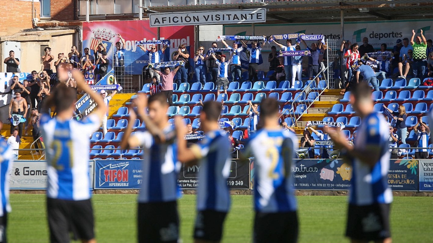 Jugadores del Hércules y aficionados, en el estadio de Pinilla