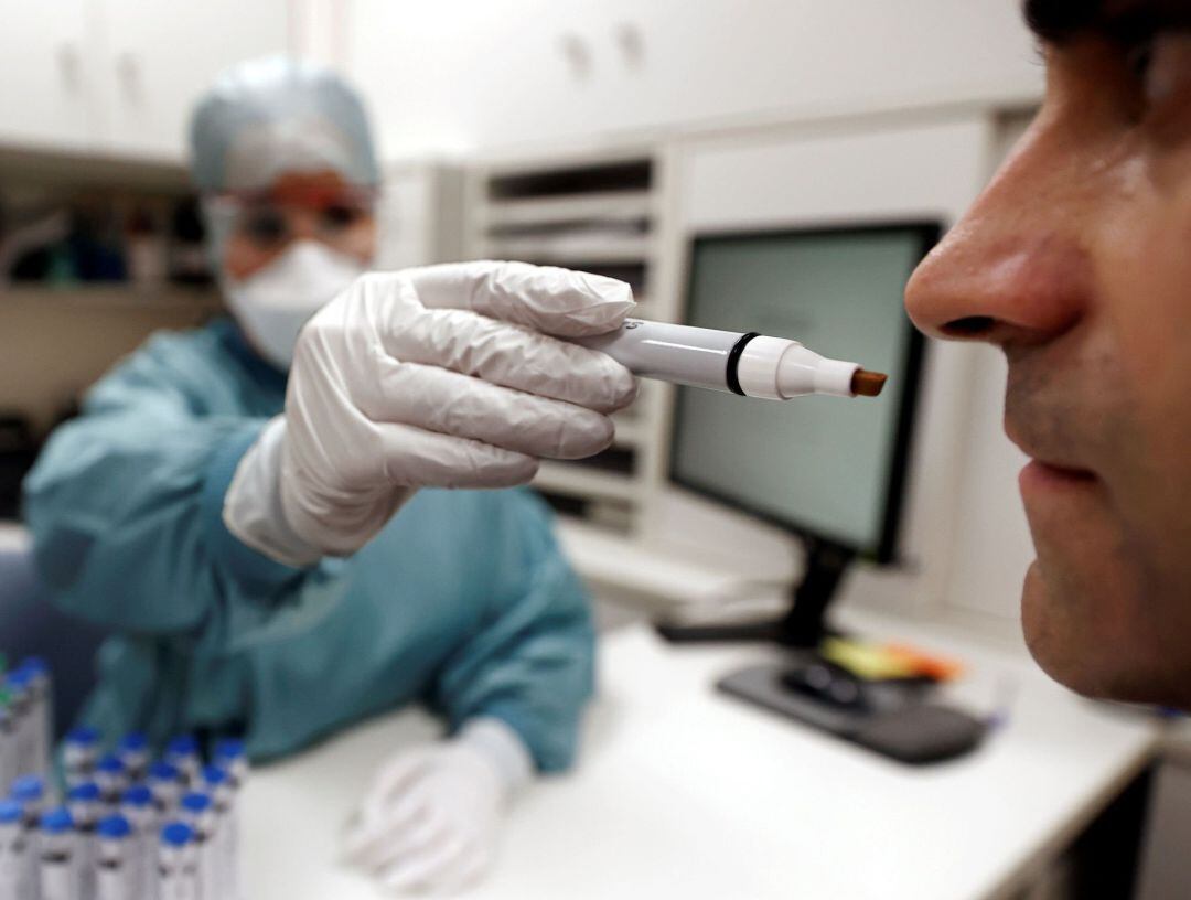 La anosmia o pérdida completa del olfato es una enfermedad que, antes de la pandemia, afectaba a un 5% de la población mundial, pero su incidencia se ha multiplicado con la covid-19, ya que un 80% de los pacientes con SARS CoV-2 desarrollan esta patología